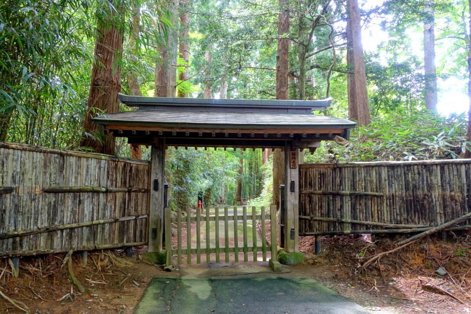 Gate off Tsukimizaka Slope - Chusonji, Hiraizumi, Iwate - DSC04730