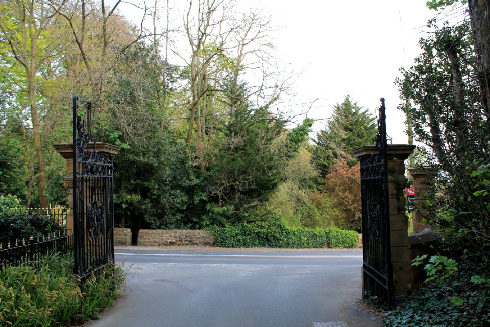Gates to 89 Weetwood Lane 2019-04-23 (2)