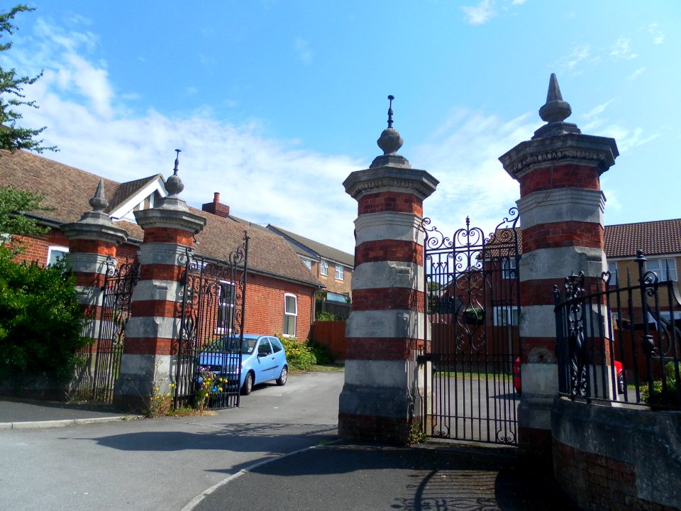 Gates, Gate Piers and Walls at former Bevendean Hospital, Bevendean Road, Brighton (NHLE Code 1380000) (August 2013) (1)