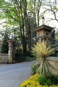 Gates to 89 Weetwood Lane 2019-04-23 (1)