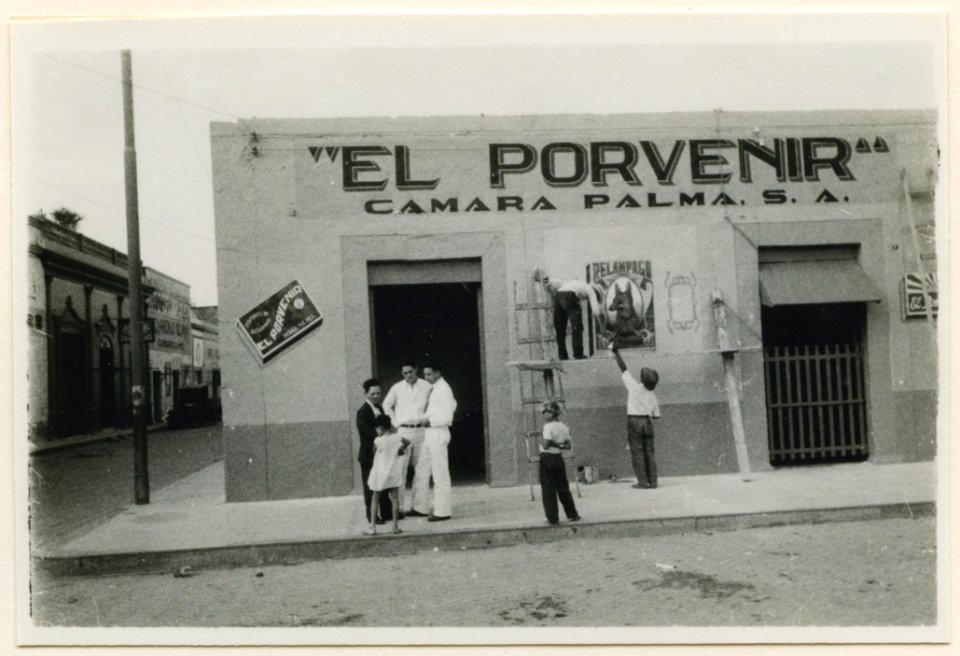 Gatubild. På väggen står El Porvenir Camara Palma S. A - SMVK - 0307.k.0010