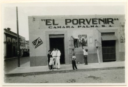 Gatubild. På väggen står El Porvenir Camara Palma S. A - SMVK - 0307.k.0010