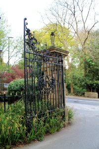 Gates to 89 Weetwood Lane 2019-04-23 (3)
