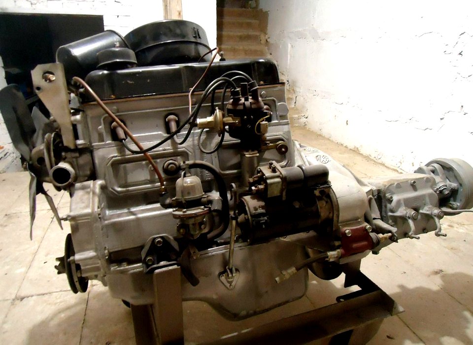 GAZ-21 engine restored left