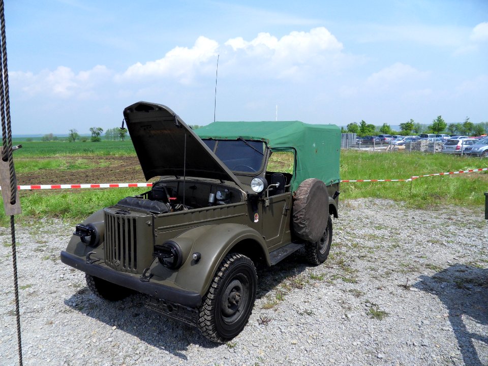 Gaz 69 hood open 01