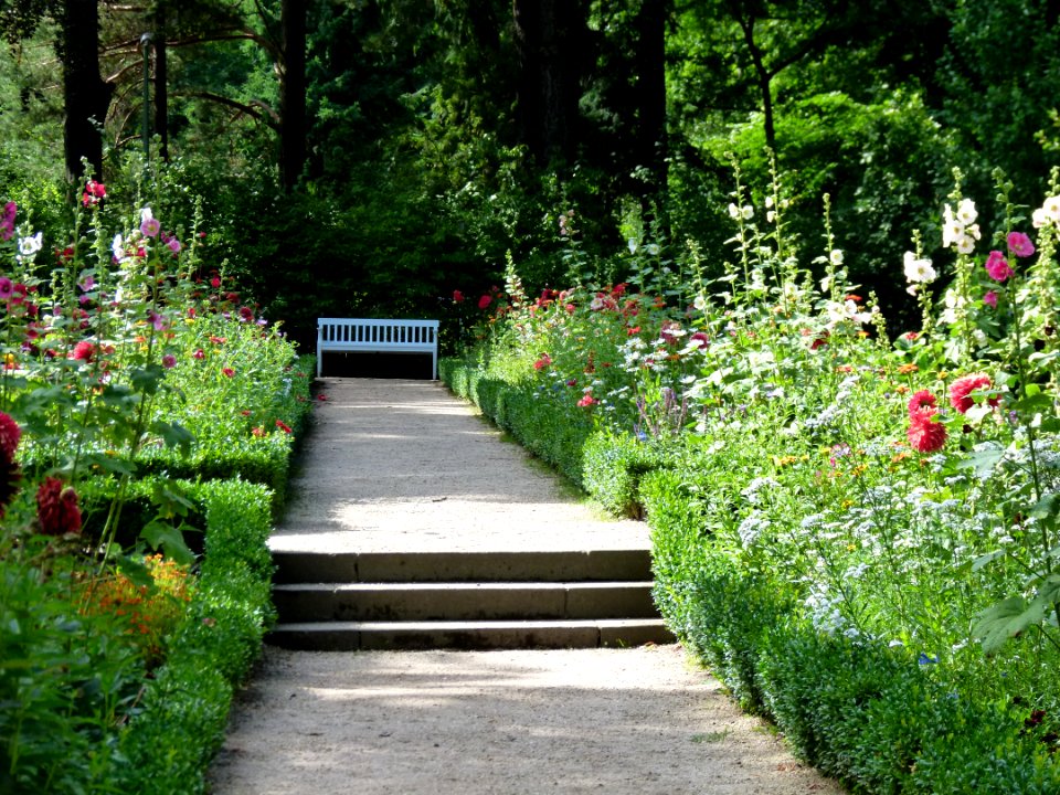 Gartenbank im Nutzgarten der Liebermann Villa