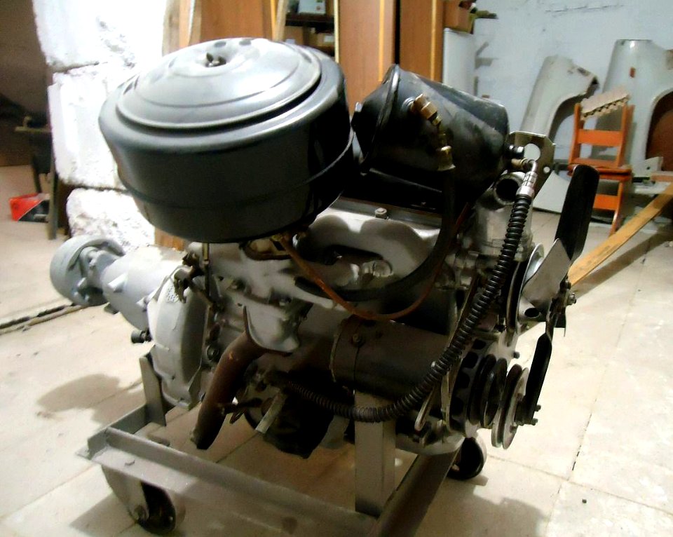 GAZ-21 engine restored right