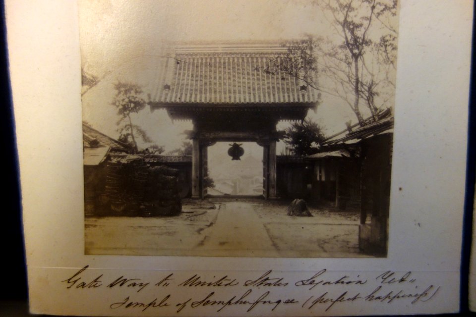 Gateway to United States Legation, Yedo Temple, by John Thomas Gulick, 1862 - Robert Hewson Pruyn collection - Albany Institute of History and Art - DSC08295