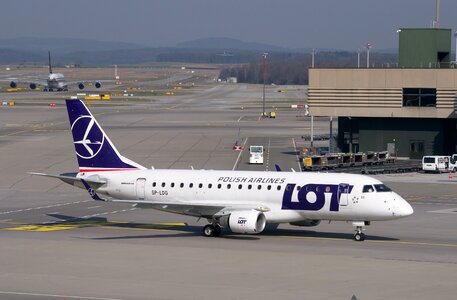 Erj-170std airport tarmac