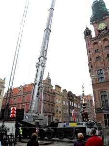 Gdańsk ratusz Głównego Miasta – montaż hełmu (4)