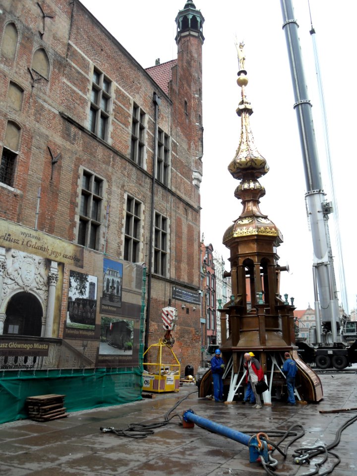 Gdańsk ratusz Głównego Miasta – montaż hełmu (2)