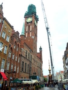 Gdańsk ratusz Głównego Miasta w trakcie montażu hełmu