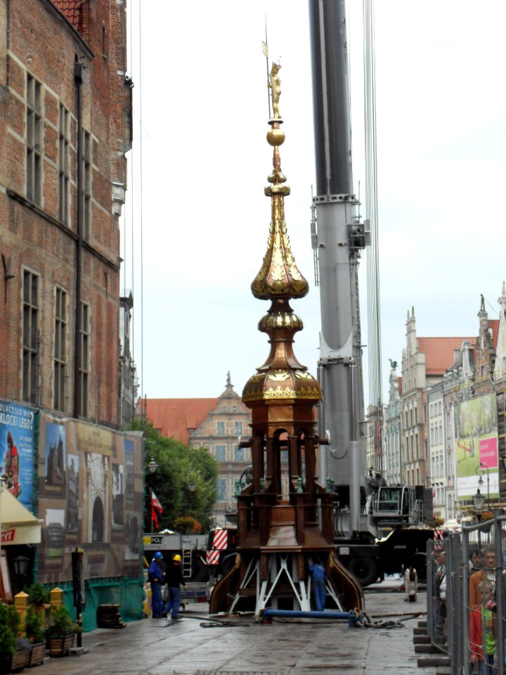 Gdańsk ratusz Głównego Miasta – montaż hełmu (1)