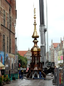 Gdańsk ratusz Głównego Miasta – montaż hełmu (1)