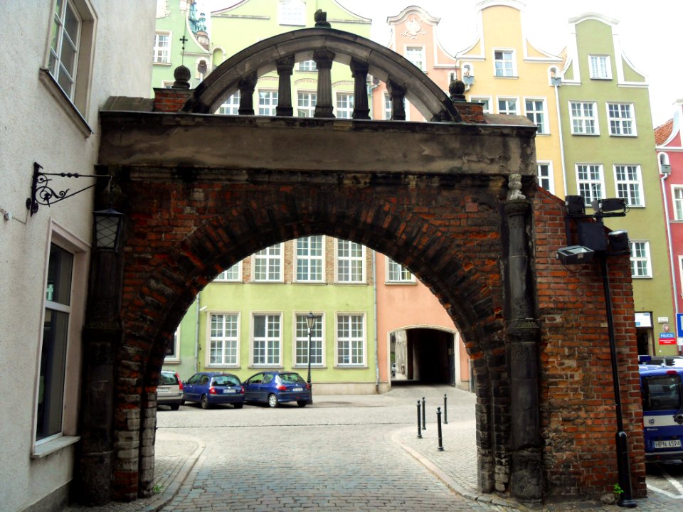 Gdańsk brama cmentarza przy kościele Mariackim