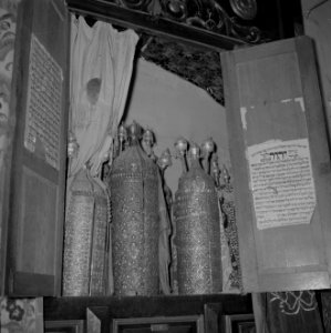 Geopende Heilige Arke met Thorarollen in de Banna'asynagoge van Safad (Safed), Bestanddeelnr 255-4024