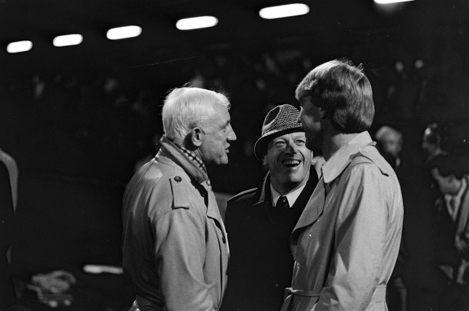 Georg Kessler, AZ'67 trainer, in gesprek met Ajax-trainers Kurt Linder en Aad de, Bestanddeelnr 931-8321