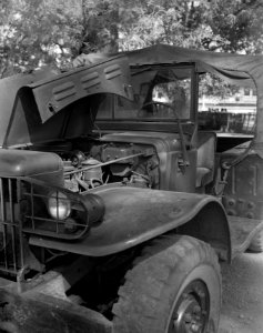 Geopende motorkap van een jeep, Bestanddeelnr 8517