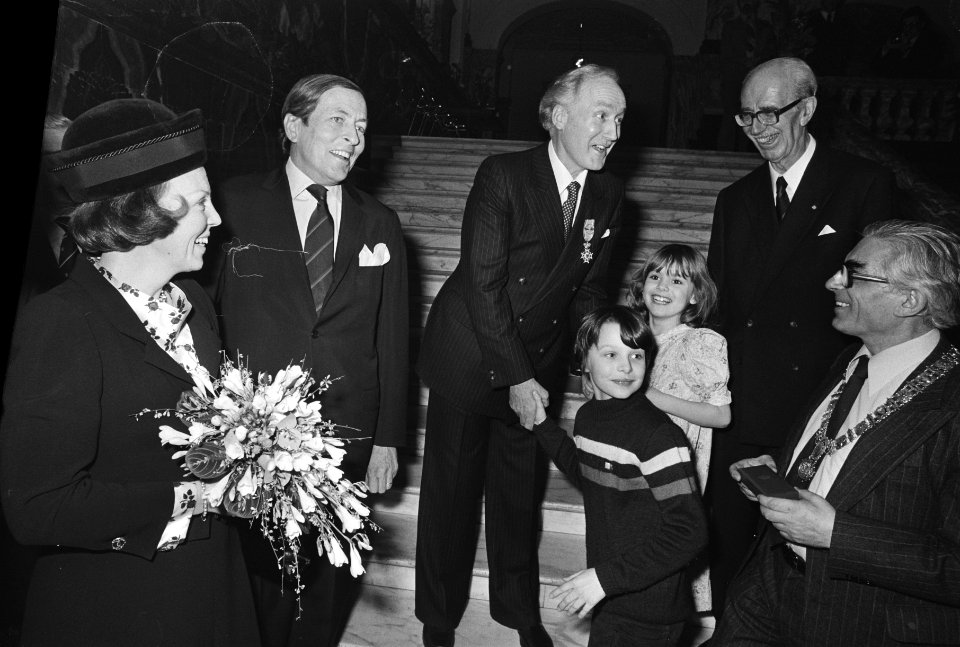 Genoeglijk samenzijn van prinses Beatrix en prins Claus, dr. Spoelstra en kinder, Bestanddeelnr 930-1465