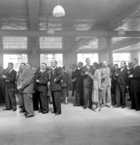 Genodigden in de rij tijdens receptie, Bestanddeelnr 255-8507