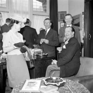 Genodigden poserend met fabrieksdirecteur Jan van Abbe (vooraan rechts), Bestanddeelnr 255-8526