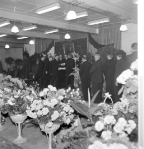 Genodigden wachten hun beurt af om fabrieksdirecteuren Jan en Albert van Abbe te, Bestanddeelnr 255-8469