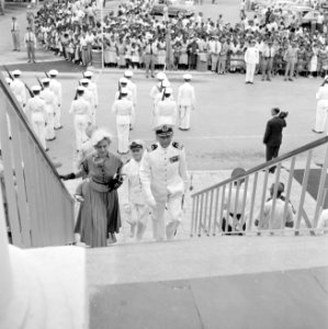 Genodigden op de trappen van het stadhuis in Willemstad., Bestanddeelnr 252-3629