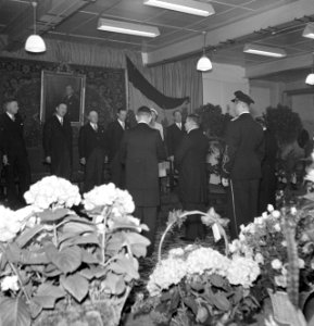 Genodigden staan rondom fabrieksdirecteur Jan van Abbe (midden rechts) en Albert, Bestanddeelnr 255-8472