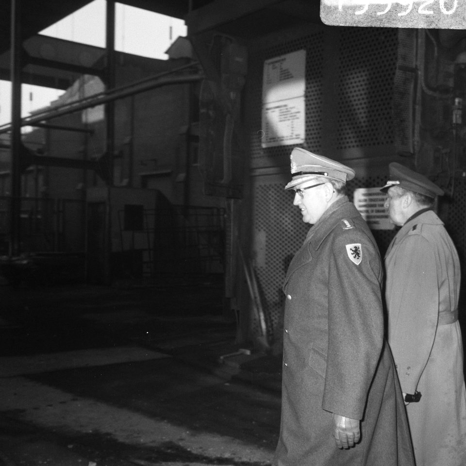 Generaal Von Kielmansegg inspecteerde het nieuwe hoofdkwartier te Brunssum, Gene, Bestanddeelnr 919-9920