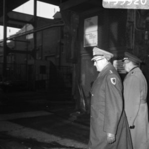 Generaal Von Kielmansegg inspecteerde het nieuwe hoofdkwartier te Brunssum, Gene, Bestanddeelnr 919-9920