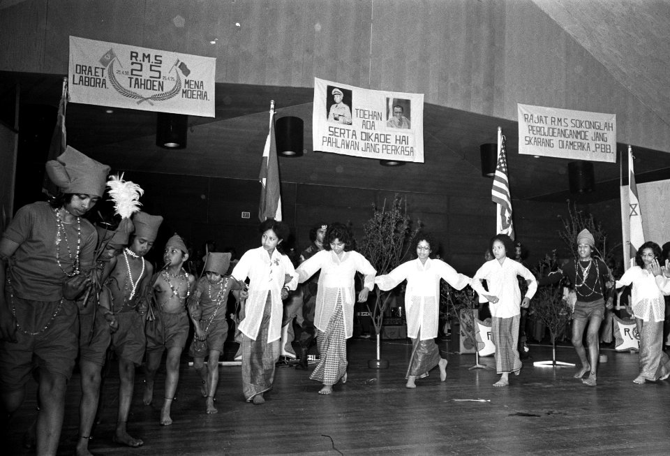 Generaal Tamaela 1914-1978 dansend te midden van aanhangers, Bestanddeelnr 927-8912