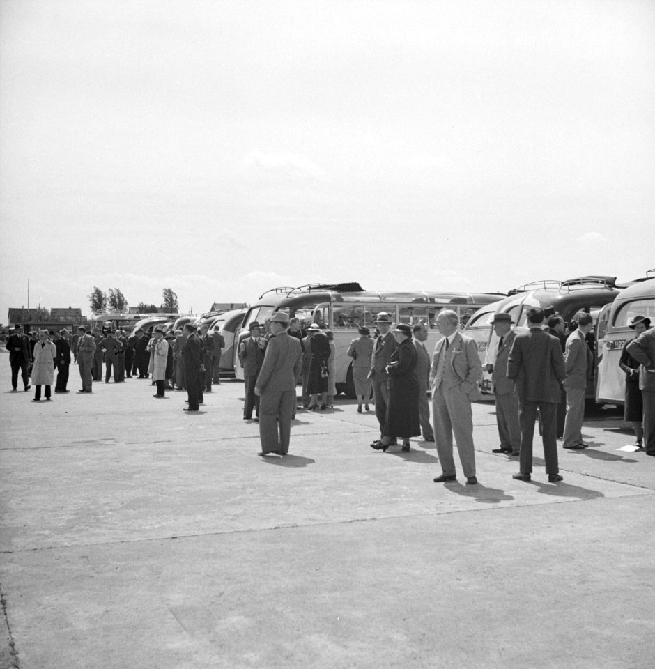 Genodigden van de KLM bij de bussen die hen naar de luchthaven Schiphol brachten, Bestanddeelnr 254-2279