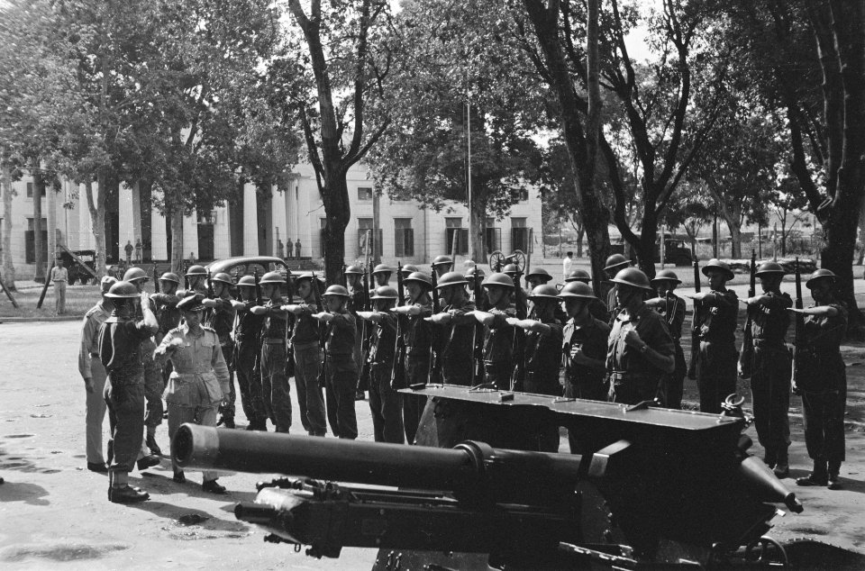 Generaal-majoor E. Engles inspecteert de erewacht, Bestanddeelnr 202-5-4