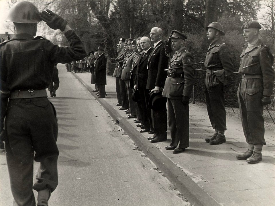 Generaal-Majoor J.H. Jager (derde van rechts) inspecteert nabij het Raadhuis soldaten van de Stormschool, die naar Roozendaal worden overgeplaatst. Aangekocht in 1977 van fotograaf C. de Boe, NL-HlmNHA 54004518