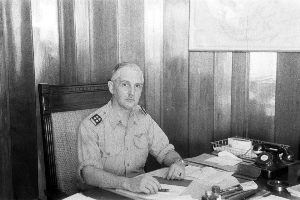 Generaal-majoor E.T. Kengen achter zijn bureau, Bestanddeelnr 4-6-6