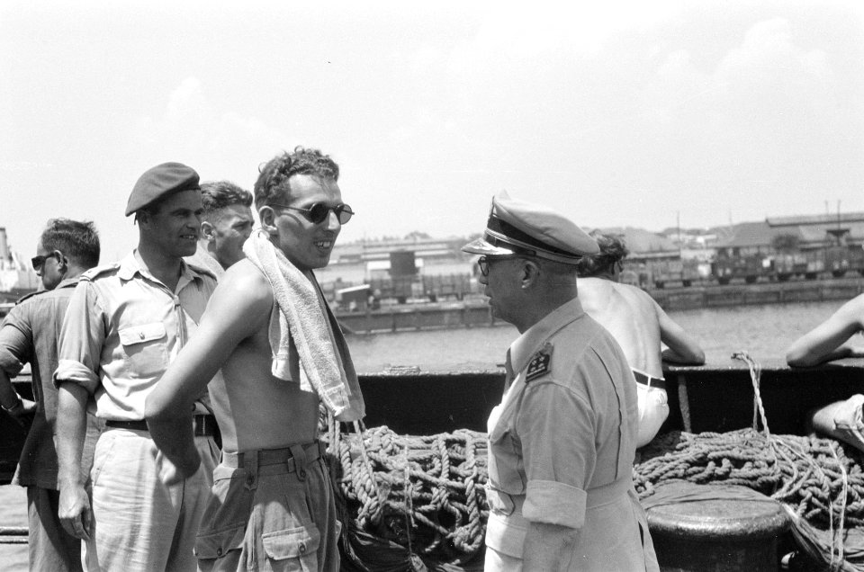 Generaal-majoor E. Engles in gesprek met een militair met ontbloot bovenlijf en , Bestanddeelnr 542