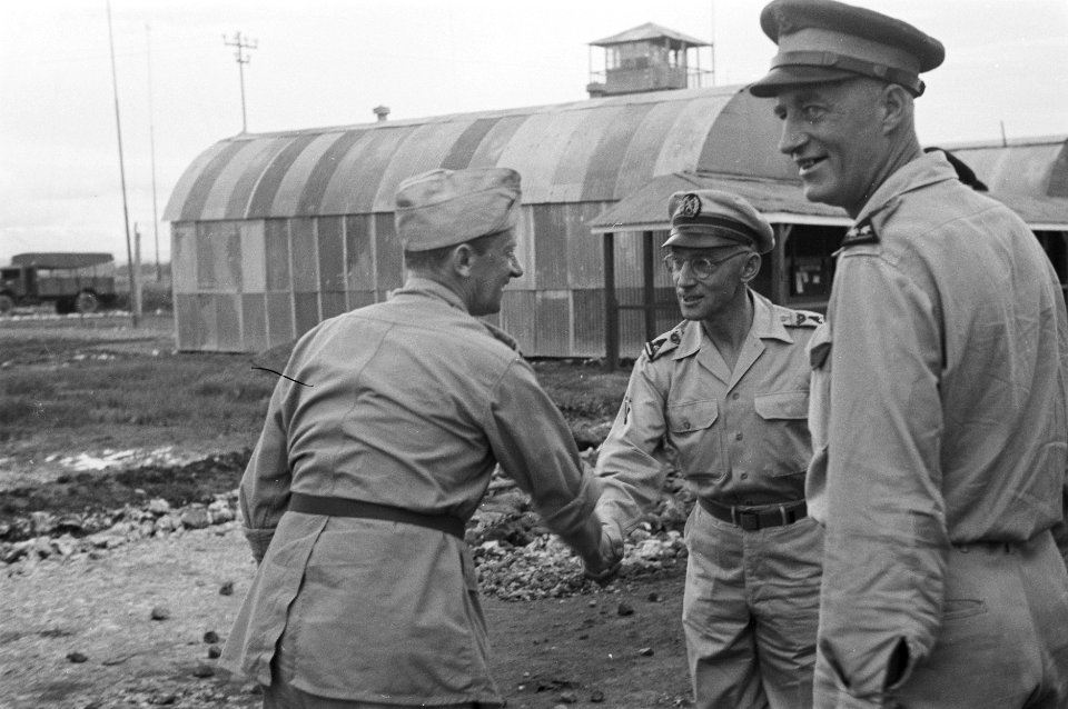 Generaal-majoor B. Sas brengt een orénterend bezoek aan Makassar tijdens zijn do, Bestanddeelnr 468-3-2