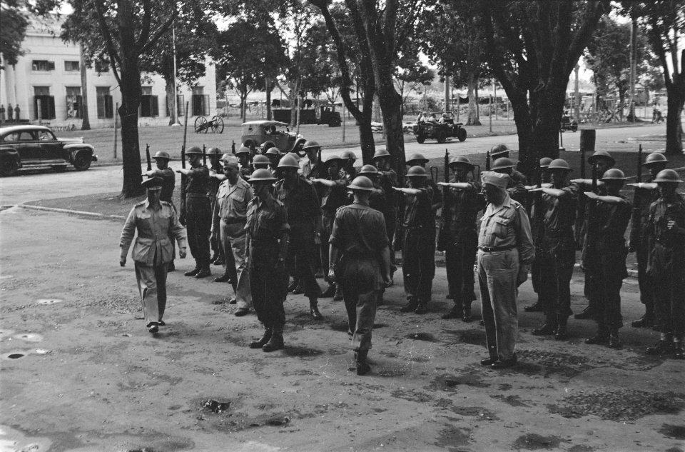 Generaal-majoor E Engles inspecteert de erewacht, Bestanddeelnr 202-5-3