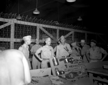 Generaal-majoor ET Kengen (midden), commandant van de Militaire Luchtvaart KNI, Bestanddeelnr 10053