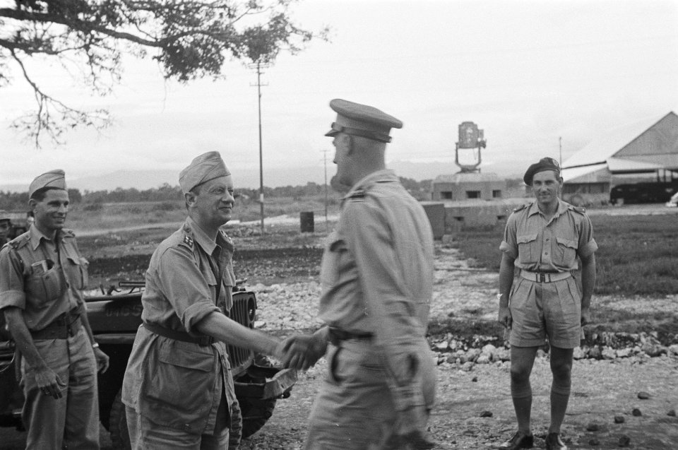 Generaal-majoor B. Sas brengt een orénterend bezoek aan Makassar tijdens zijn do, Bestanddeelnr 468-3-1