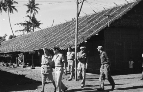 Generaal-majoor B. Sas brengt een orénterend bezoek aan Makassar tijdens zijn do, Bestanddeelnr 468-4-3