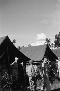 Generaal-majoor B. Sas brengt een orénterend bezoek aan Makassar tijdens zijn do, Bestanddeelnr 468-3-5