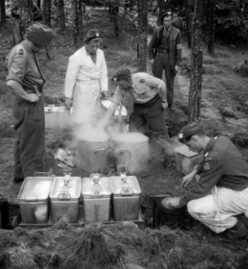 Generaal-Majoor ATC inspecteert, moderne veldkeuken, Bestanddeelnr 903-5296