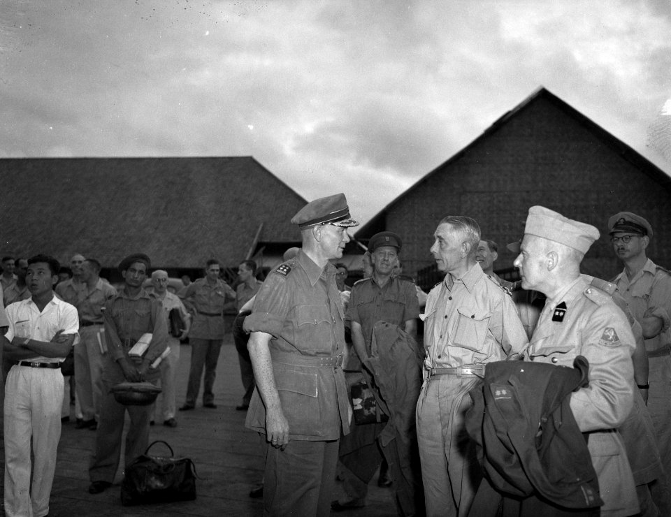 Generaal-majoor D.C. Buurman van Vreeden in gesprek met kwartiermeester-generaal, Bestanddeelnr 10371