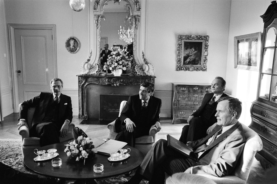 George Bush tijdens een bijeenkomst op het Catshuis v.l.n.r. minister Van den B, Bestanddeelnr 932-4879