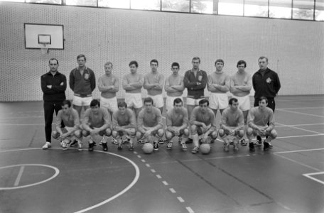 Georg Kessler met Nico van Zoghel , geselecteerd voor Nederlands elftal, Bestanddeelnr 921-0580