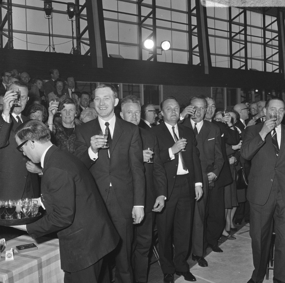Genodigden heffen het glas, Bestanddeelnr 919-0636