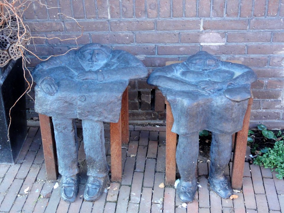 Gennep, sculptuur zittend paar