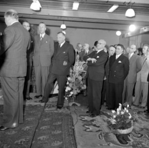 Genodigden in de rij tijdens receptie, Bestanddeelnr 255-8475