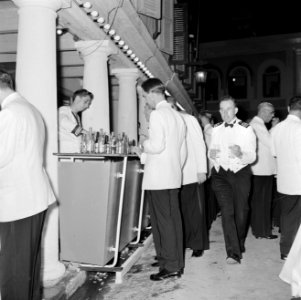 Genodigden aan de bar bij de koninklijke ontvangst op Fort Amsterdam te Willemst, Bestanddeelnr 252-3815
